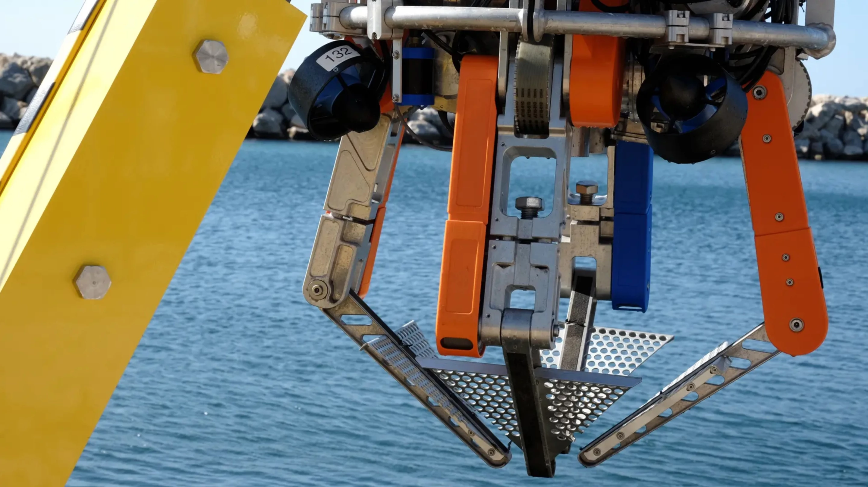 The four-claw gripper "has a volume of approx. 1 m3, can squeeze with a force of 4,000 newtons and grasp objects weighing up to 250 kg"