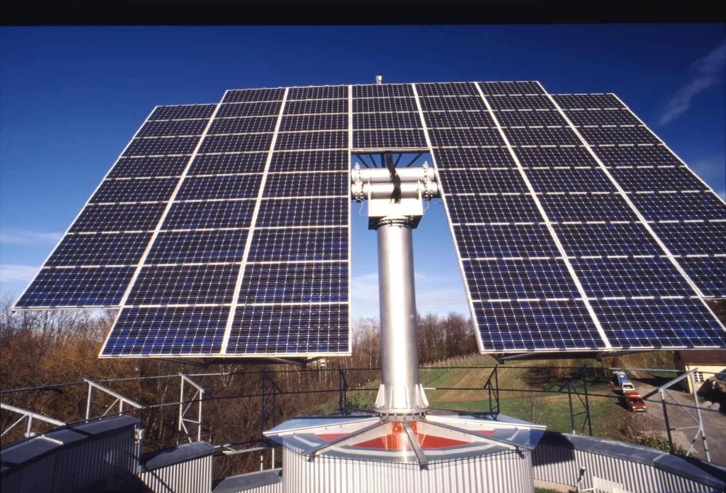 The solar sail on top of the Heliotrope consists of monocrystalline silicon solar cells and rotates on a dual-axis