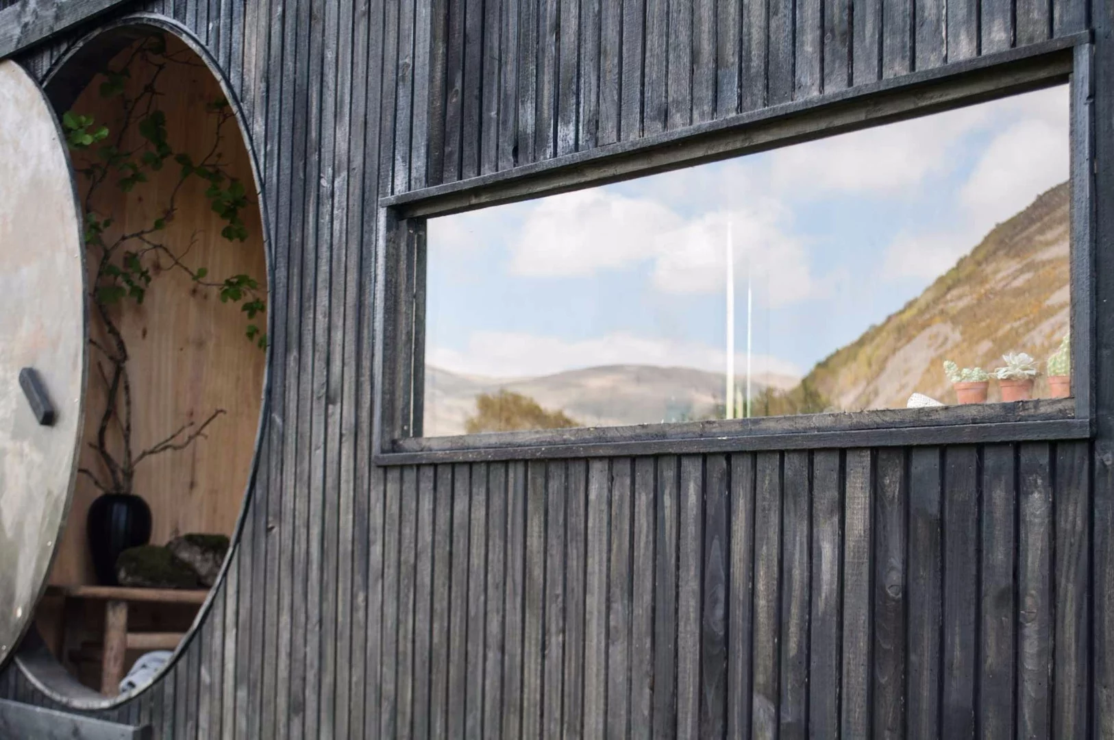 Thecabin is built using a timber structure and stained black timbercladding