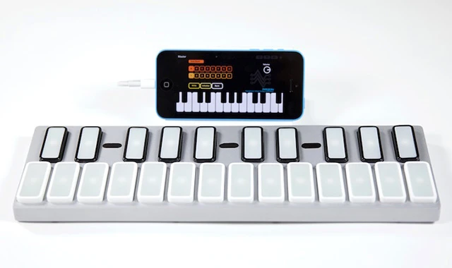 Connecting the keyboard with an iPhone through a purpose-built docking station enables beginners to learn songs, chord charts and theory through Opho's tutorial apps