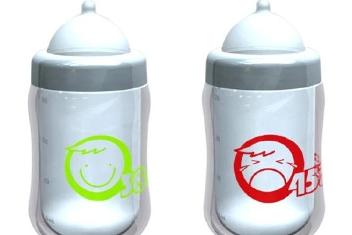 Safety baby bottle smiles at the right temperature