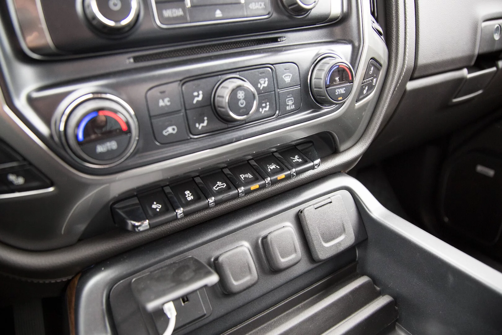 The flight deck in the Silverado 1500 LTZ