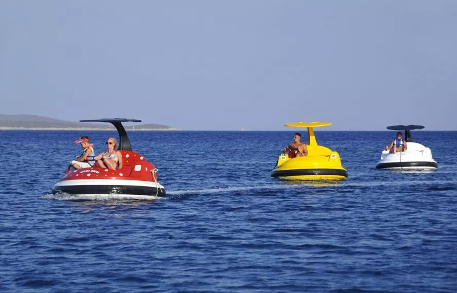 Operated by a couple of buttons to start/stop the boat and a simple joystick enabling right-left-forward commands, the Waterbuggy can float on shallow waters of up to one meter in depth