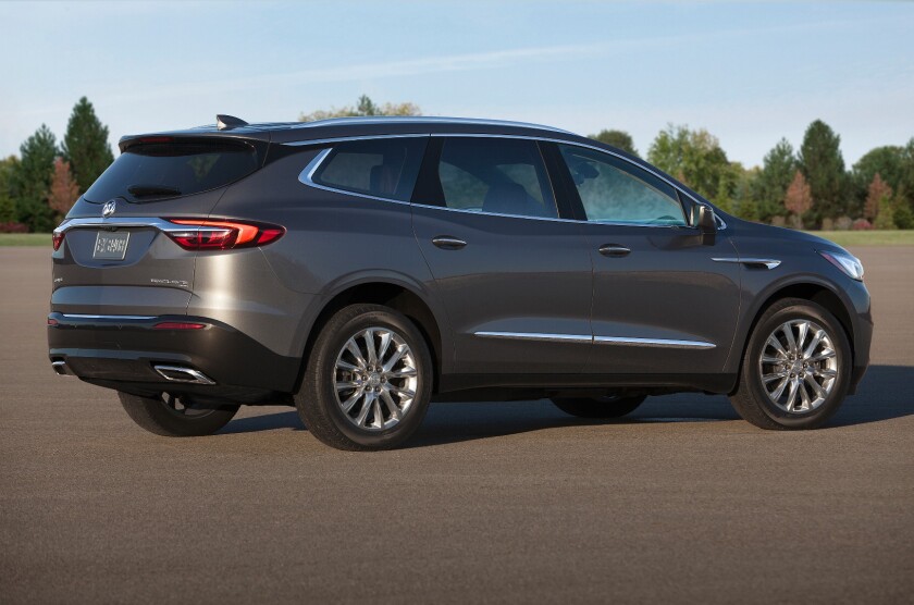 The sculpture of the 2018 Buick Enclave’s exterior itself is more molded than that of the outgoing generation, using what Buick calls “compound curvature”