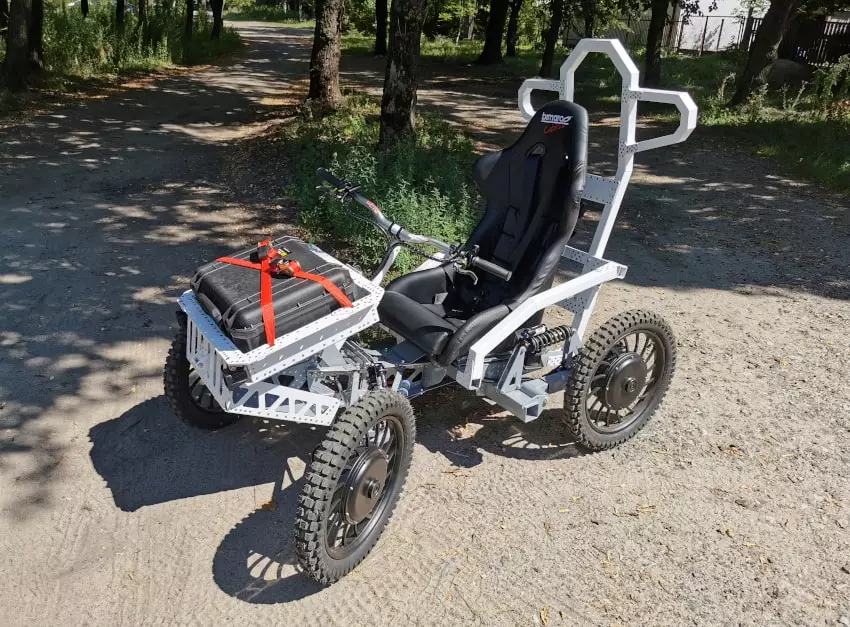 The Mountain Cart 4x4 has a top speed of 40 km/h and per charge range of 120 km