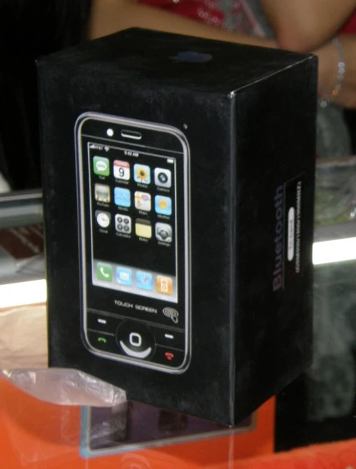 Even comes with a clear plastic tray inside like the original.