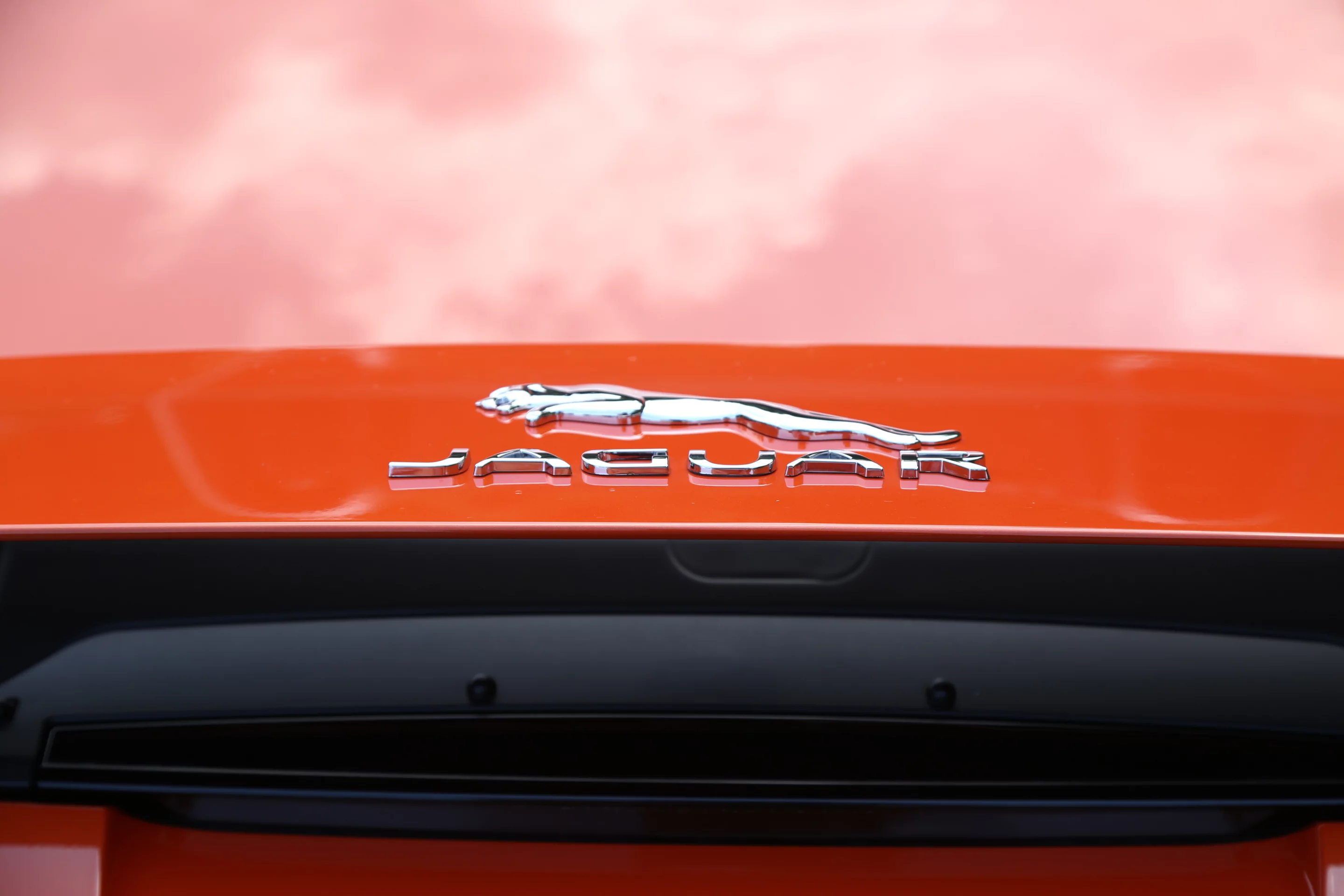 When engaged at speeds over 110 km/h (68 mph) the active rear spoiler provides another 120 kg (265 lb) of downforce to the cat's hindquarters (Photo: Angus MacKenzie/Gizmag.com)