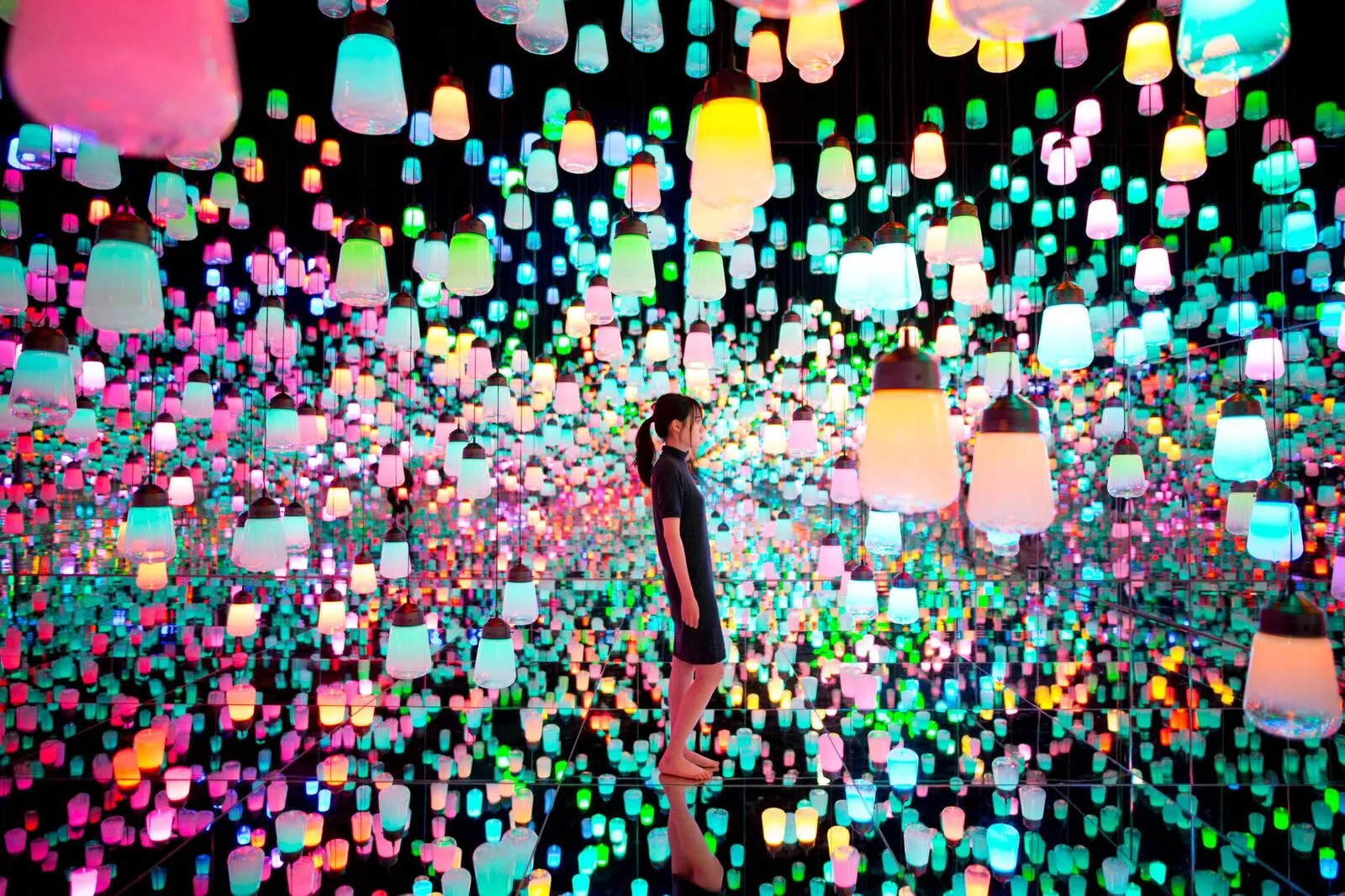 The incredible Forest of Resonating Lamps at Tokyo's Mori Building Digital Art Museum