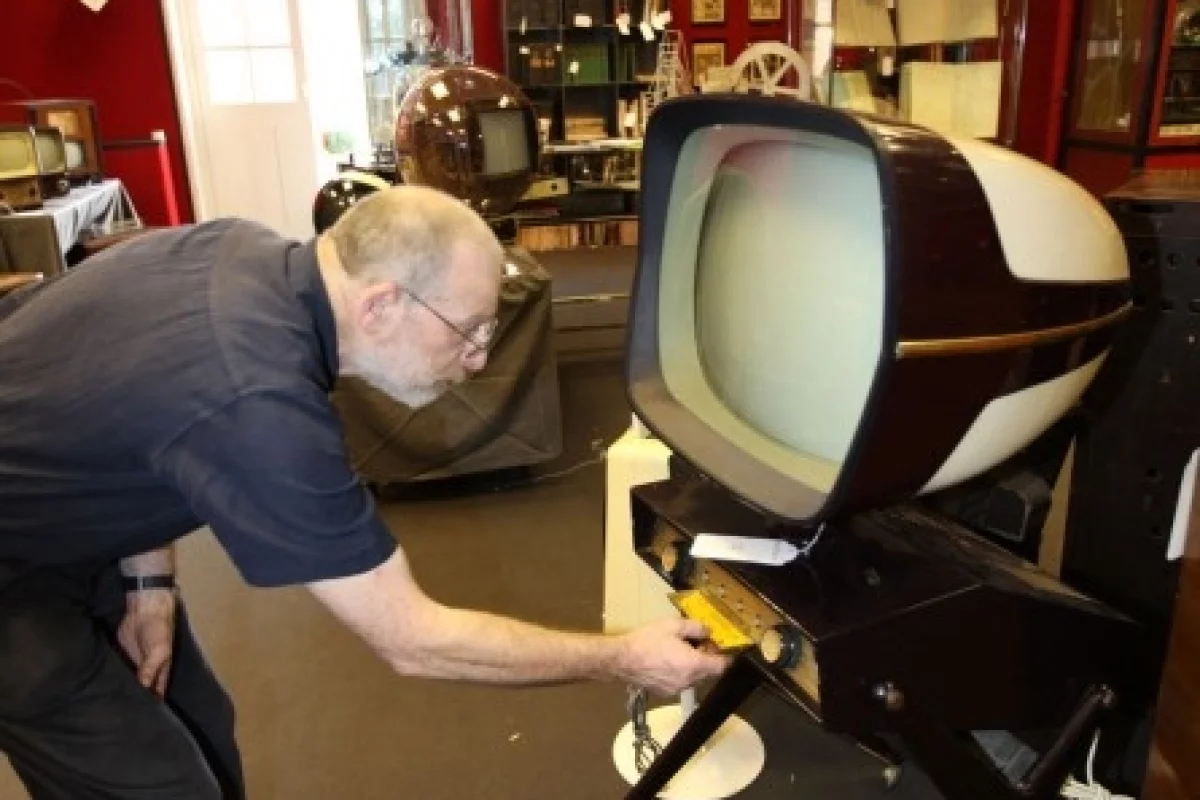 The auction includes 758 examples of almost all forms of early technology including many firsts – and the largest privately held collection of early televisions in the world.