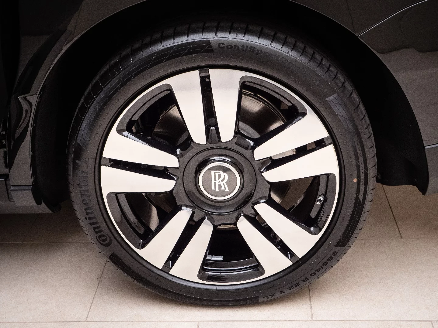 Rolls-Royce Cullinan: 22-inch rims are imposing in person