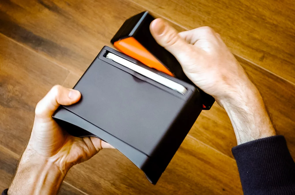 After twisting the end of the Poppy open, a set of precisely-positioned mirrors will align with the device's camera and separate any images it takes for left and right eye viewing