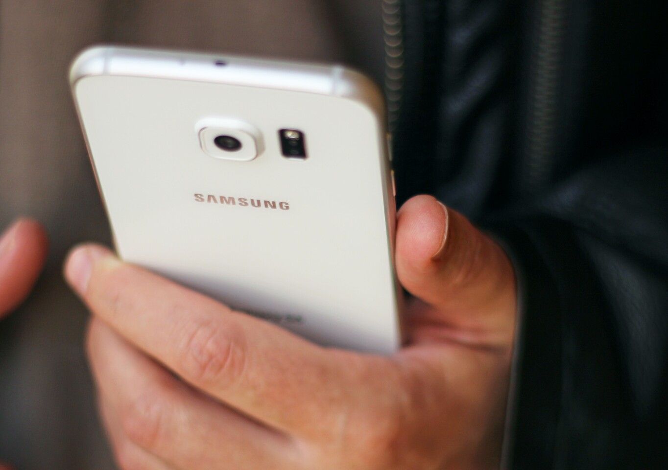 Like past phones like the iPhones 4 and 4s, Nexus 4, LG Optimus G and Amazon Fire Phone, the GS6 has a glass back (Photo: Will Shanklin/Gizmag.com)