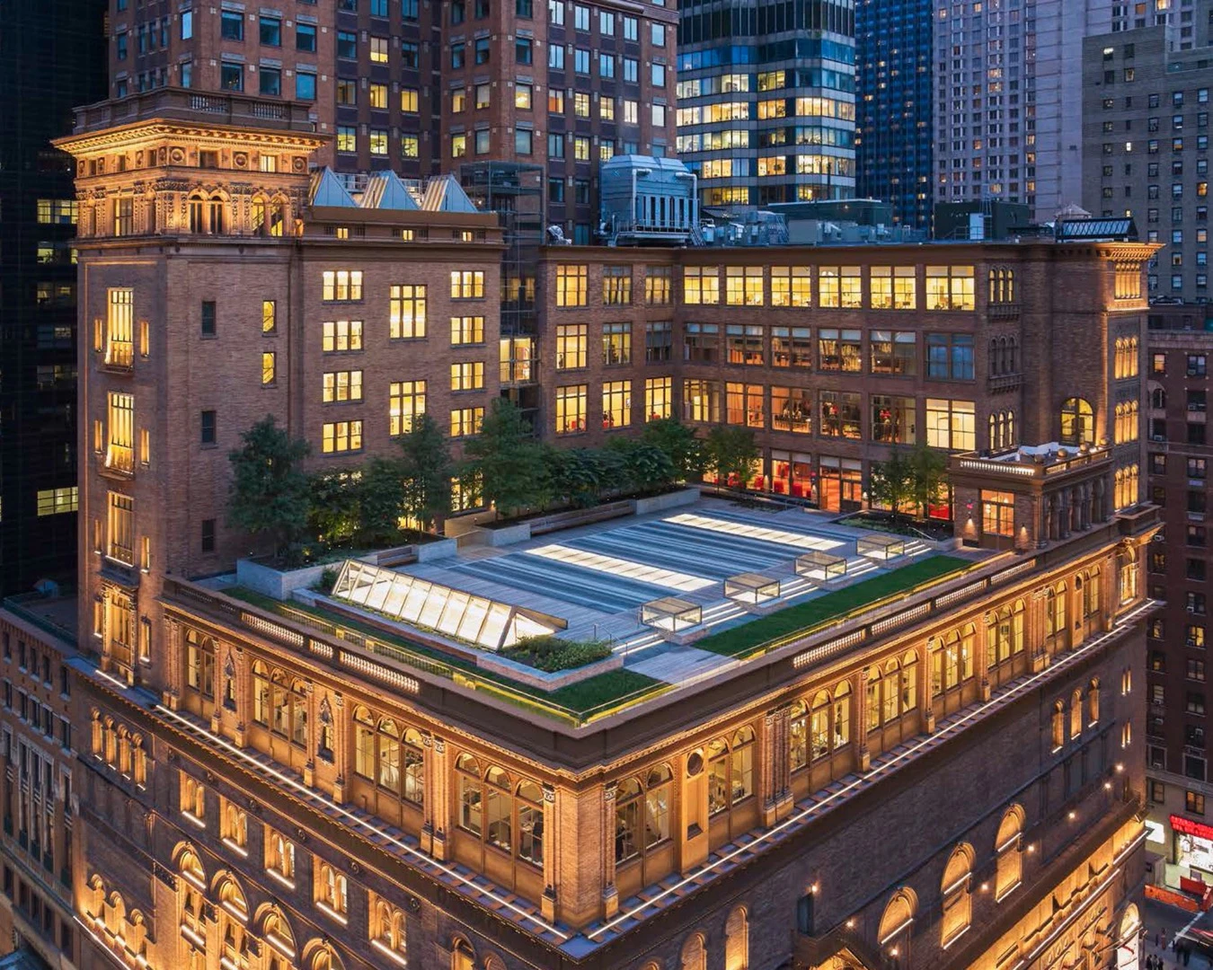 Focusing on the north and south towers, which were added to Carnegie Hall in 1894 and 1897, the project saw the creation of a music education wing, expanded backstage space, consolidated administrative offices, a new roof terrace, and façade lighting to better display the landmark
