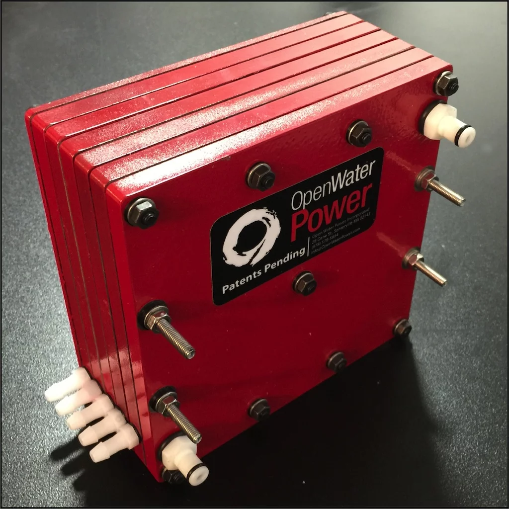 The battery consists of an alloyed aluminum anode, a primarily nickel alloyed cathode and an alkaline electrolyte in between