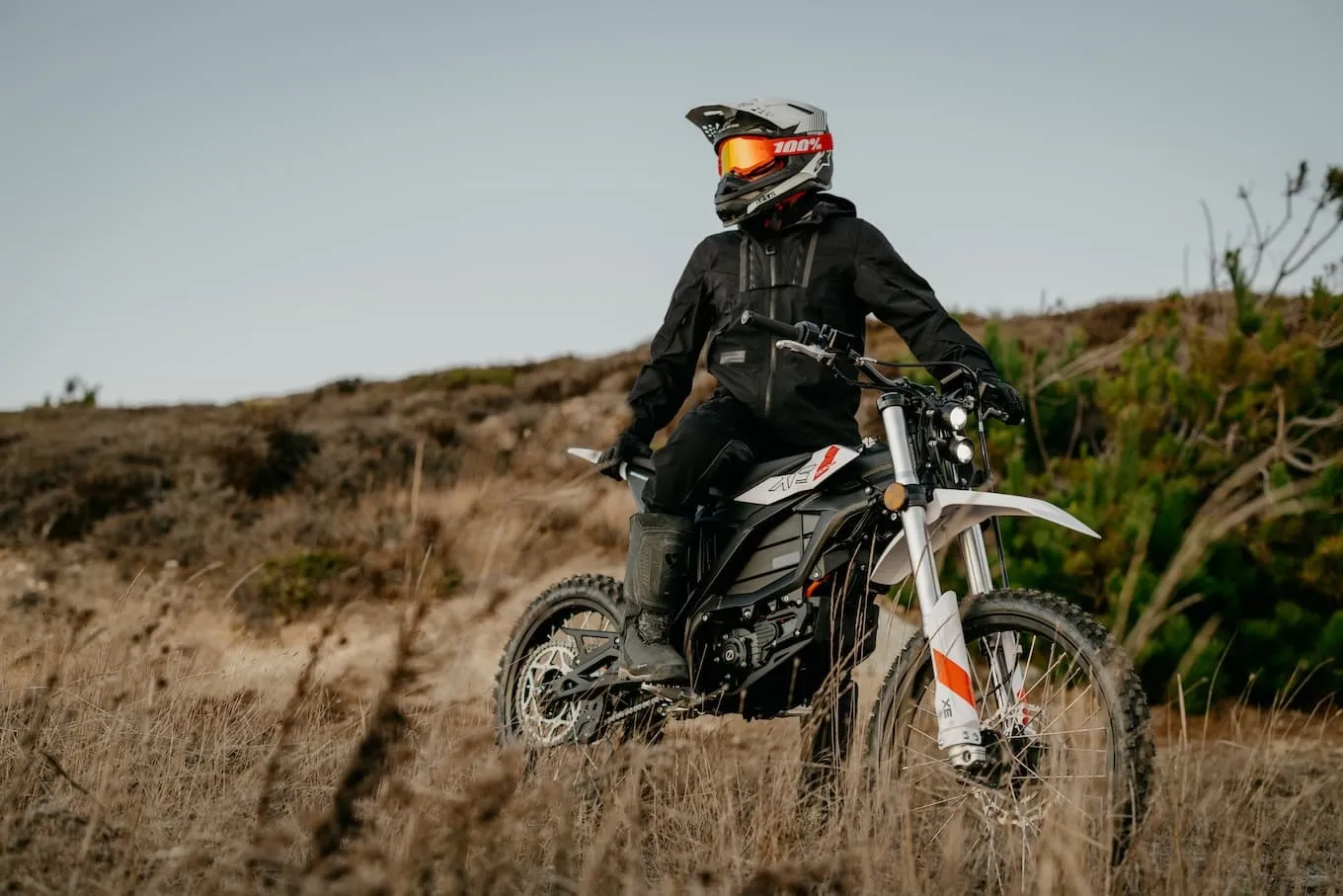 The XE gets a completely adjustable suspension setup with more than 7.9 inches of travel