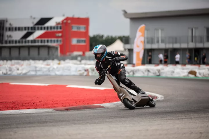 The S1-X will be issued to all 30 competitors in the eSkootr Championship, scheduled to take place next year