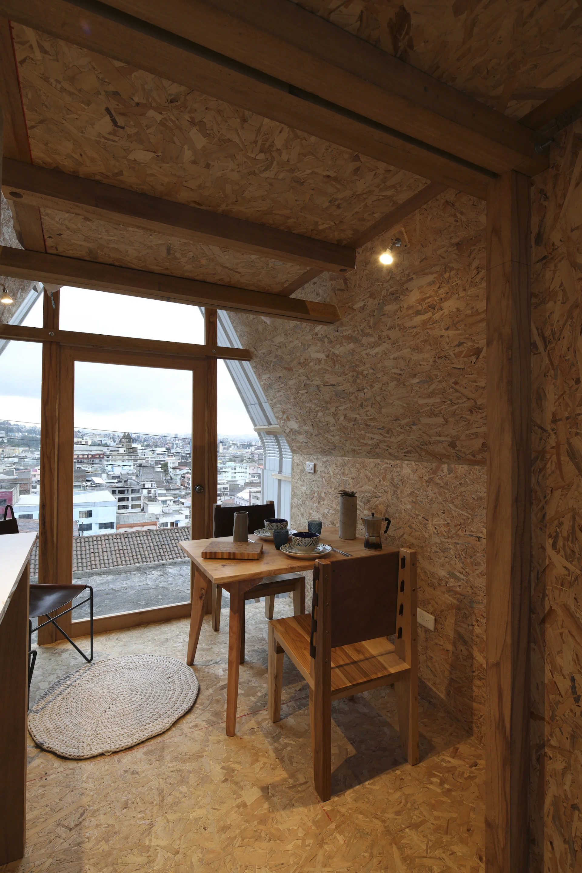 Casa Parásito includes a dining area and home office