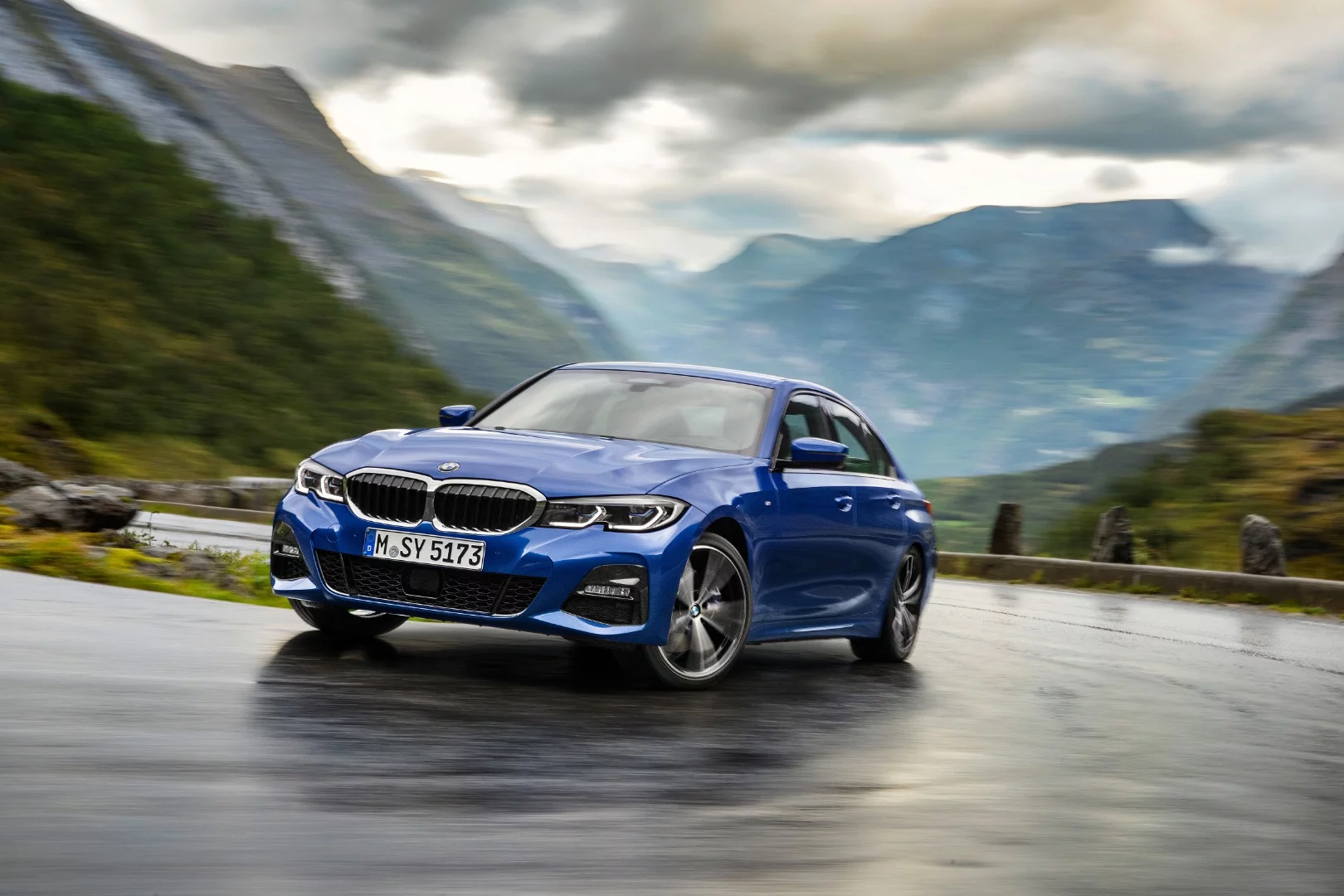For the onlooker, most of the design changes for the new 3 Series Saloon are seen in its revised front fascia and simpler body contours