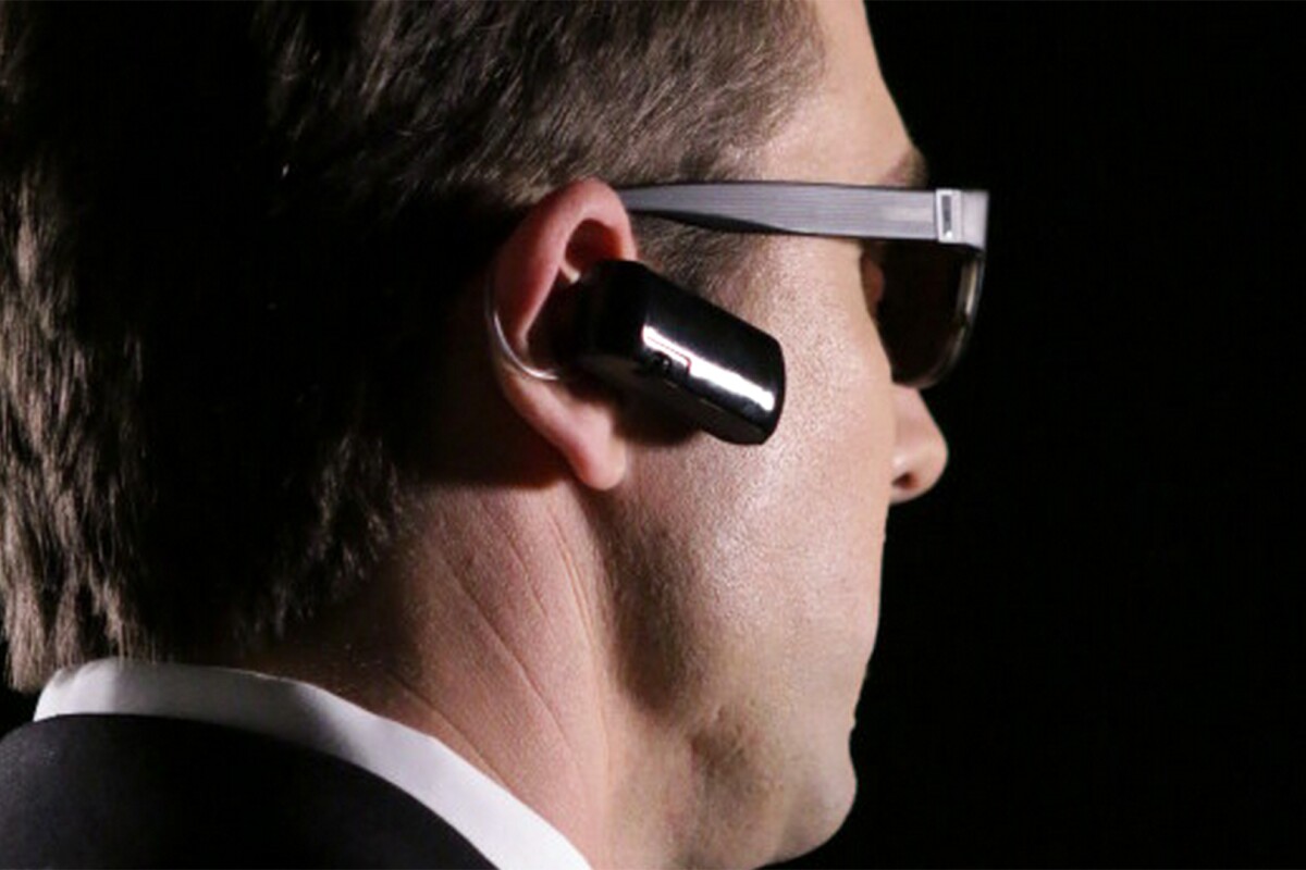 records audio through bluetooth headset if available