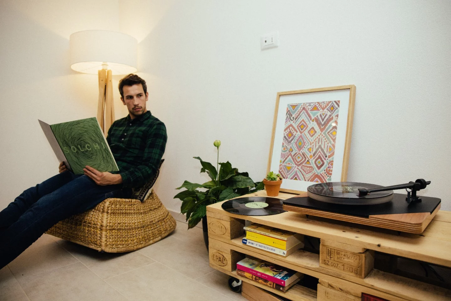 The Logigram turntable by Defoss is designed to encourage music lovers to take some time out and give music the attention it deserves
