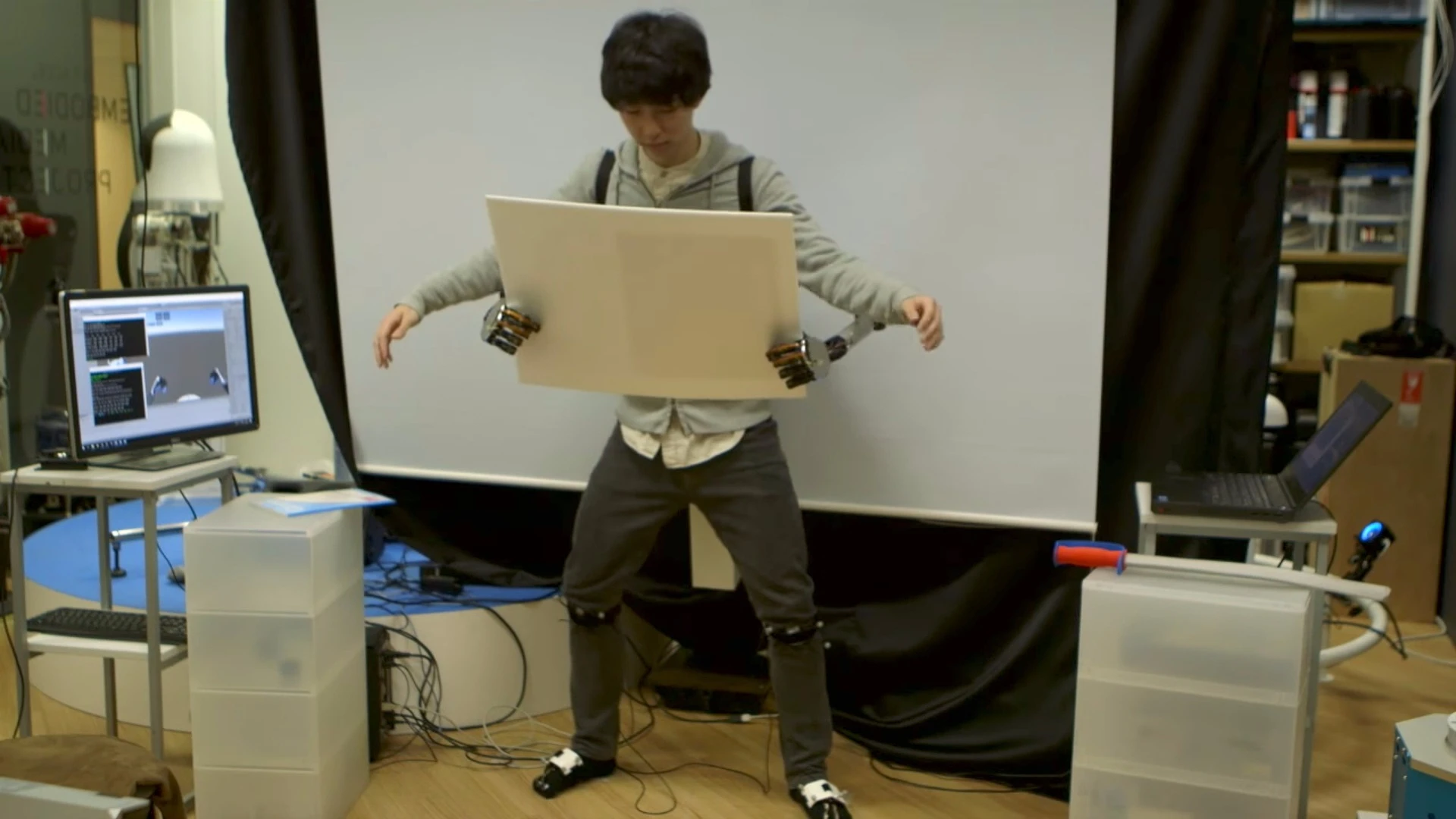 MetaLimbs provides the wearer with an extra set of robotic arms