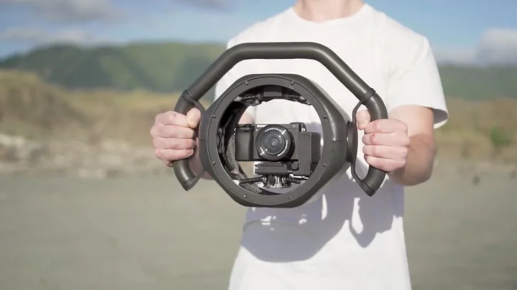 The Arculus Onyx is a 3-axis camera-stabilizing gimbal, but with a bit of a difference