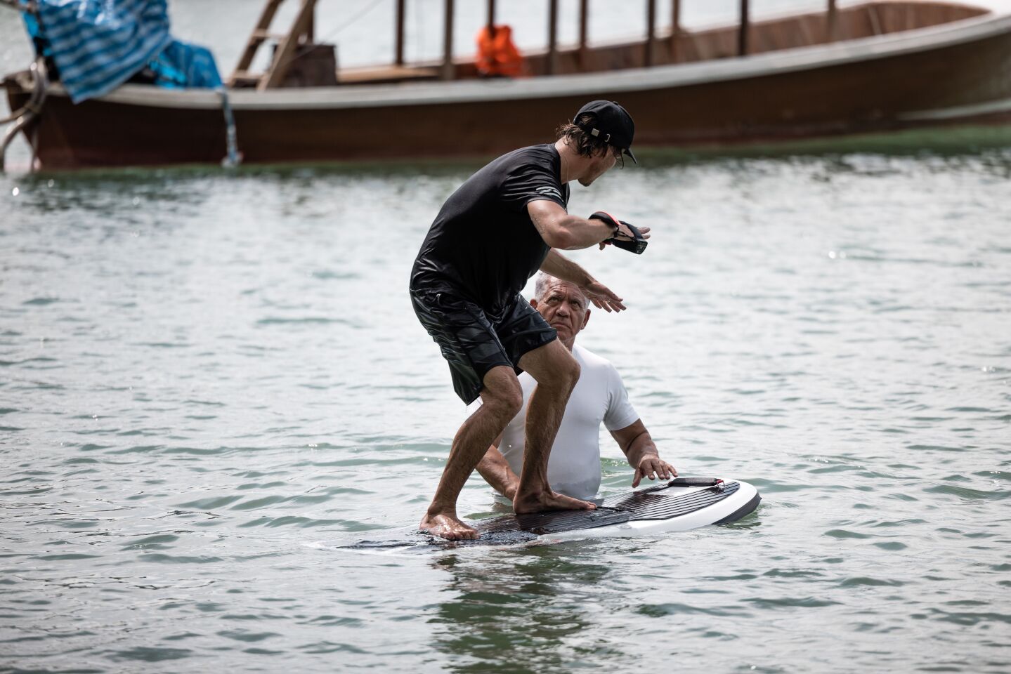 The reinforced carbon fiber/foam hull has a volume of 95 liters, a large front area for improved stability and good-grip deck pads that benefit from full coverage.