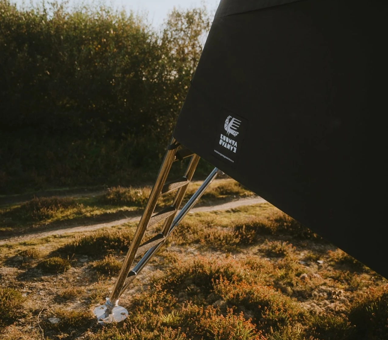 The adjustable legs ensure a level night of sleep, even on rough, uneven ground