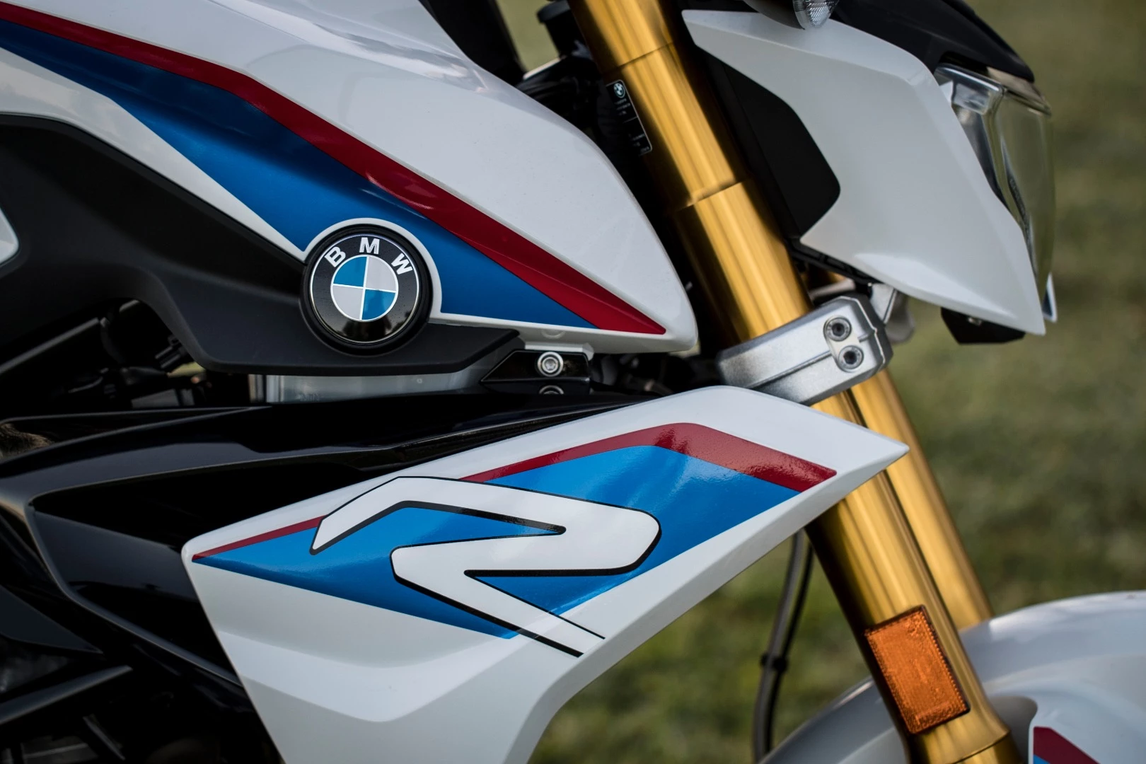 BMW G310R: gold forks and broad shoulders recall the S1000R