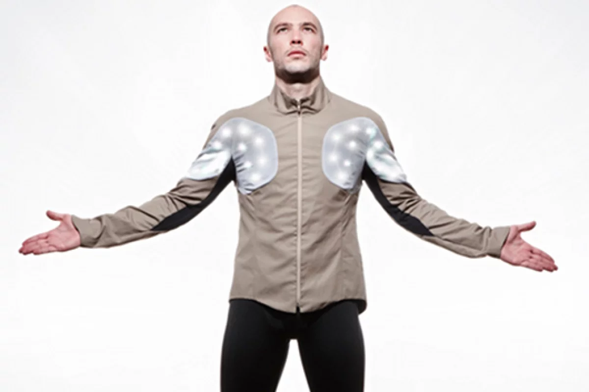 The Utope Project's Sporty Supaheroe integrates sensors and RGB LEDs into an "intelligent" cycle jacket