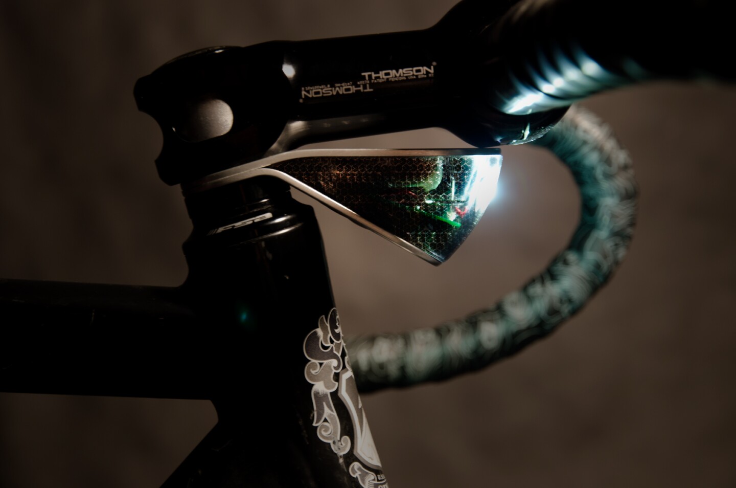 Being installed below the handlebar stem means that the light produced always points in the direction of travel