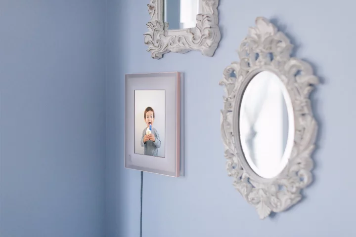 The Aura frame displays the best photos from a user's phone, without requiring any effort from the user themselves