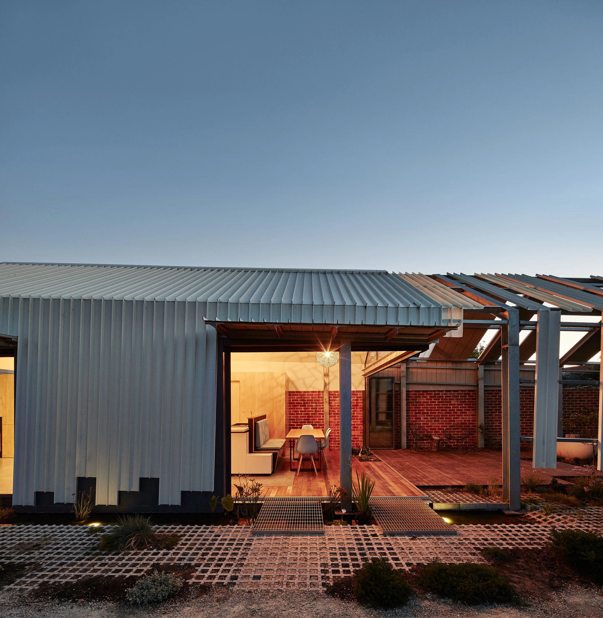 Side-view of the Cut Paw Paw house (Photo: Peter Bennetts)