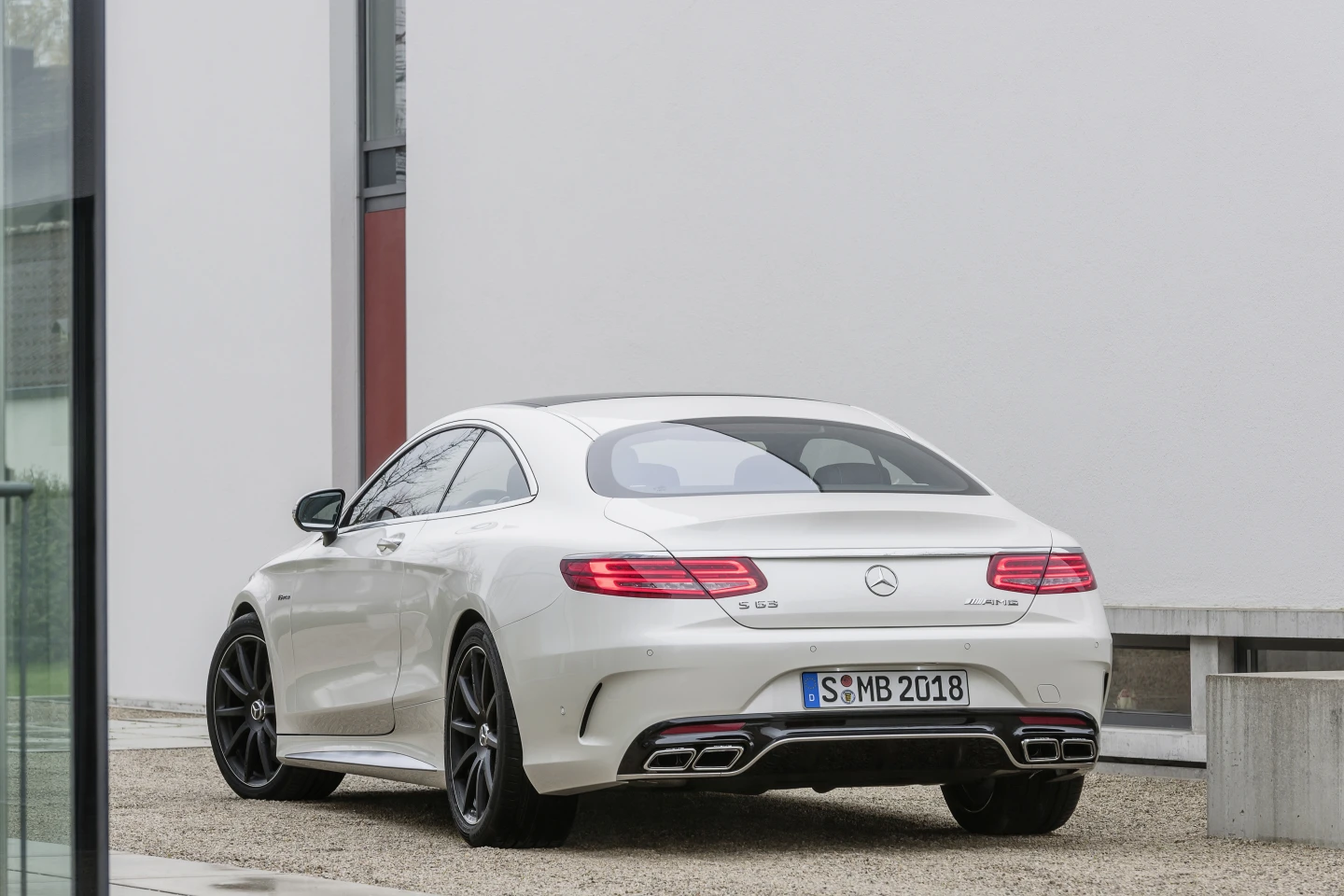 The new Magic Body Control system, available at speeds from 19-112 mph (30 – 180 km/h), is designed to reduce the amount of lateral forces passengers experience in cornering