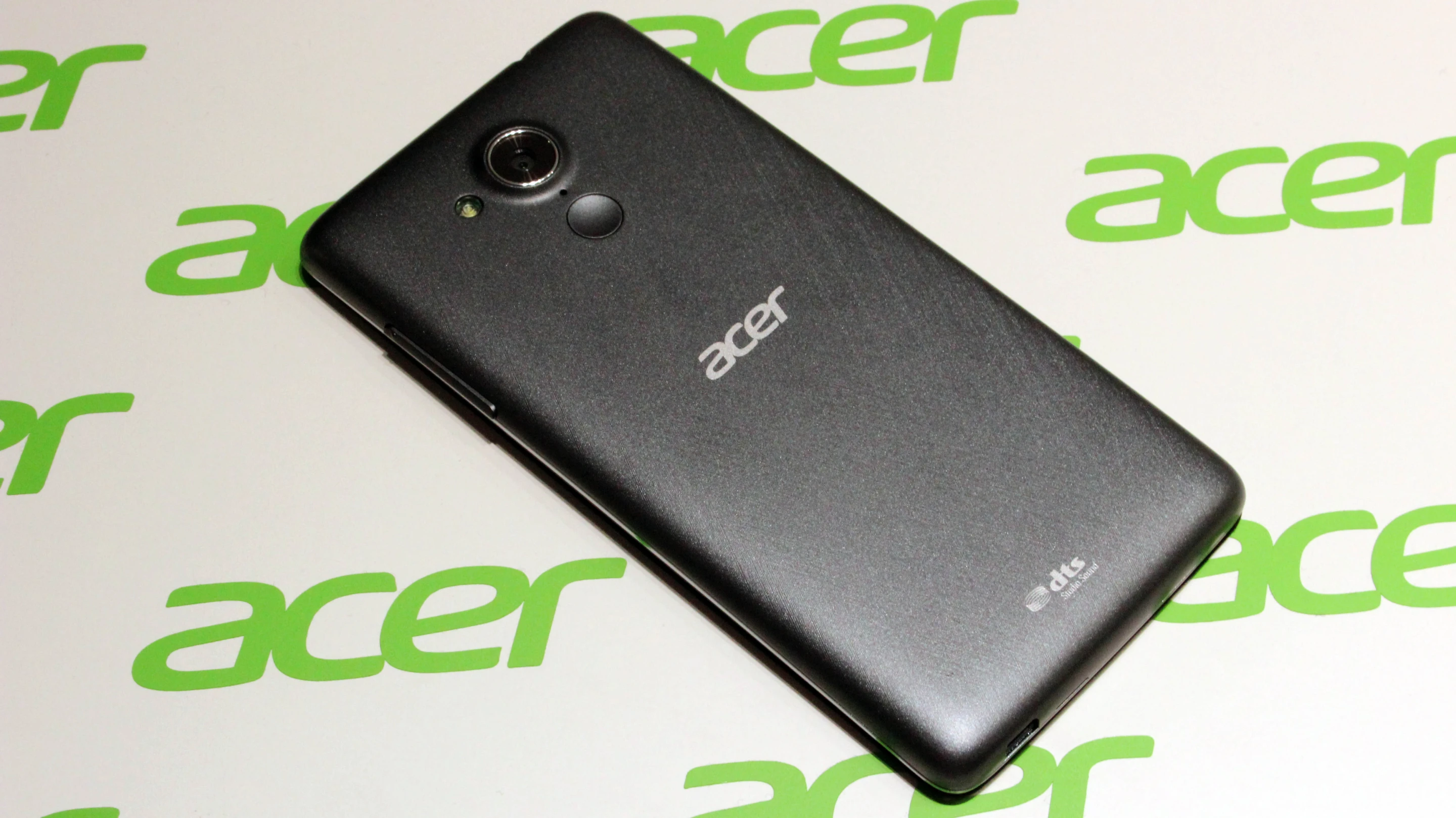 The phone has a 900:1 high-contrast 5-inch IPS screen, an 8 MP auto focus camera with F2.0 lens, and is 8.65 mm thick