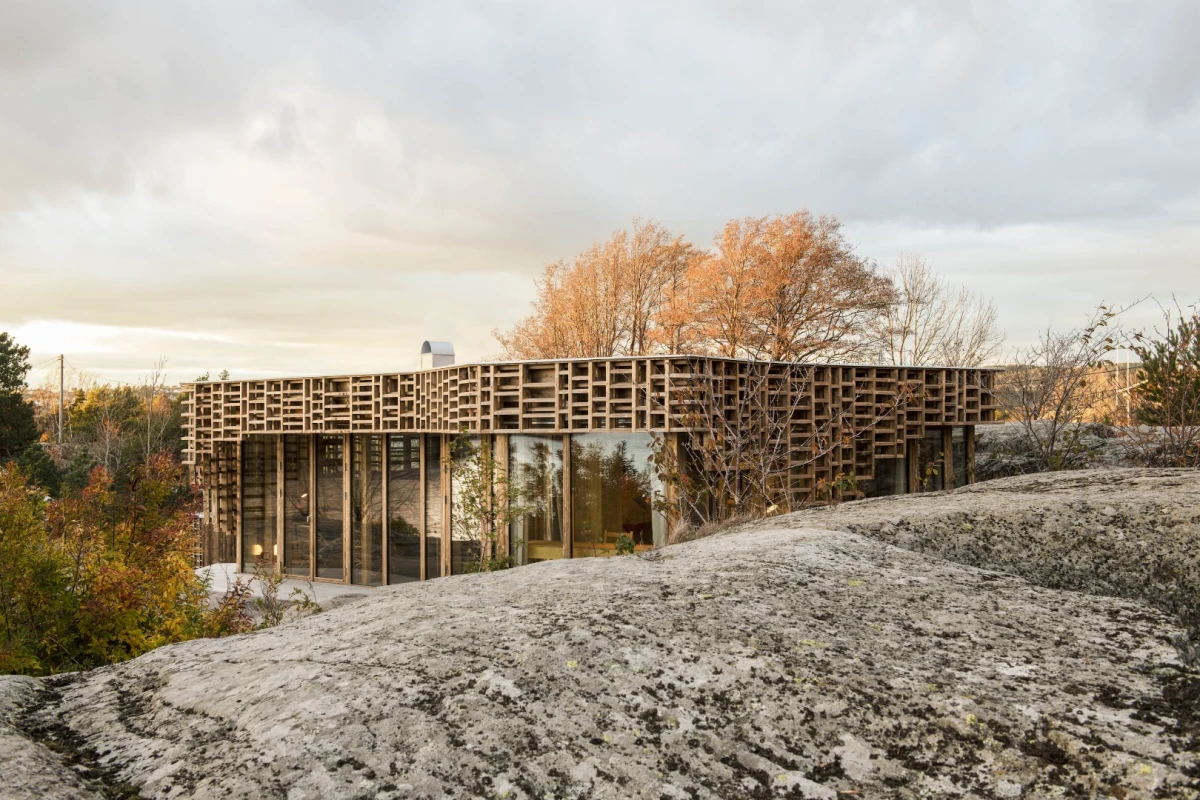During the design process, the coastal site was carefully studied by Atelier Oslo to ensure the home would fit snugly into the landscape