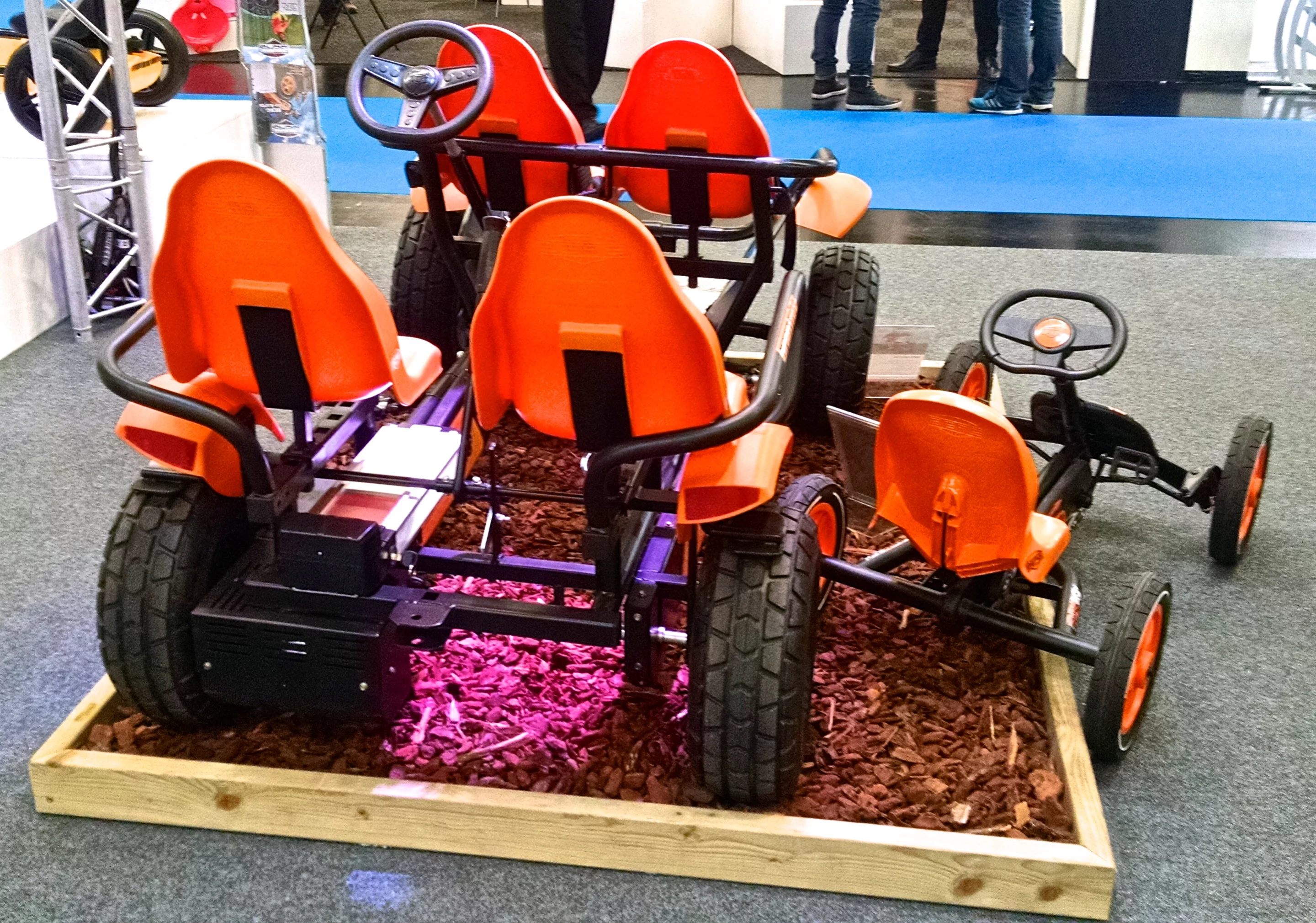 The E-Gran Tour seats two adults and two children and offers e-assist speeds up to 5.6 mph (9 km/h) with its 500-watt motor (Photo: C.C. Weiss/Gizmag)