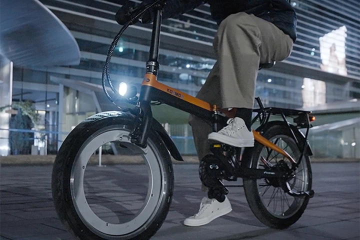 With its hubless front wheel, Kosmos' crowdfunded F5 is quite a looker – but can it stick the landing?