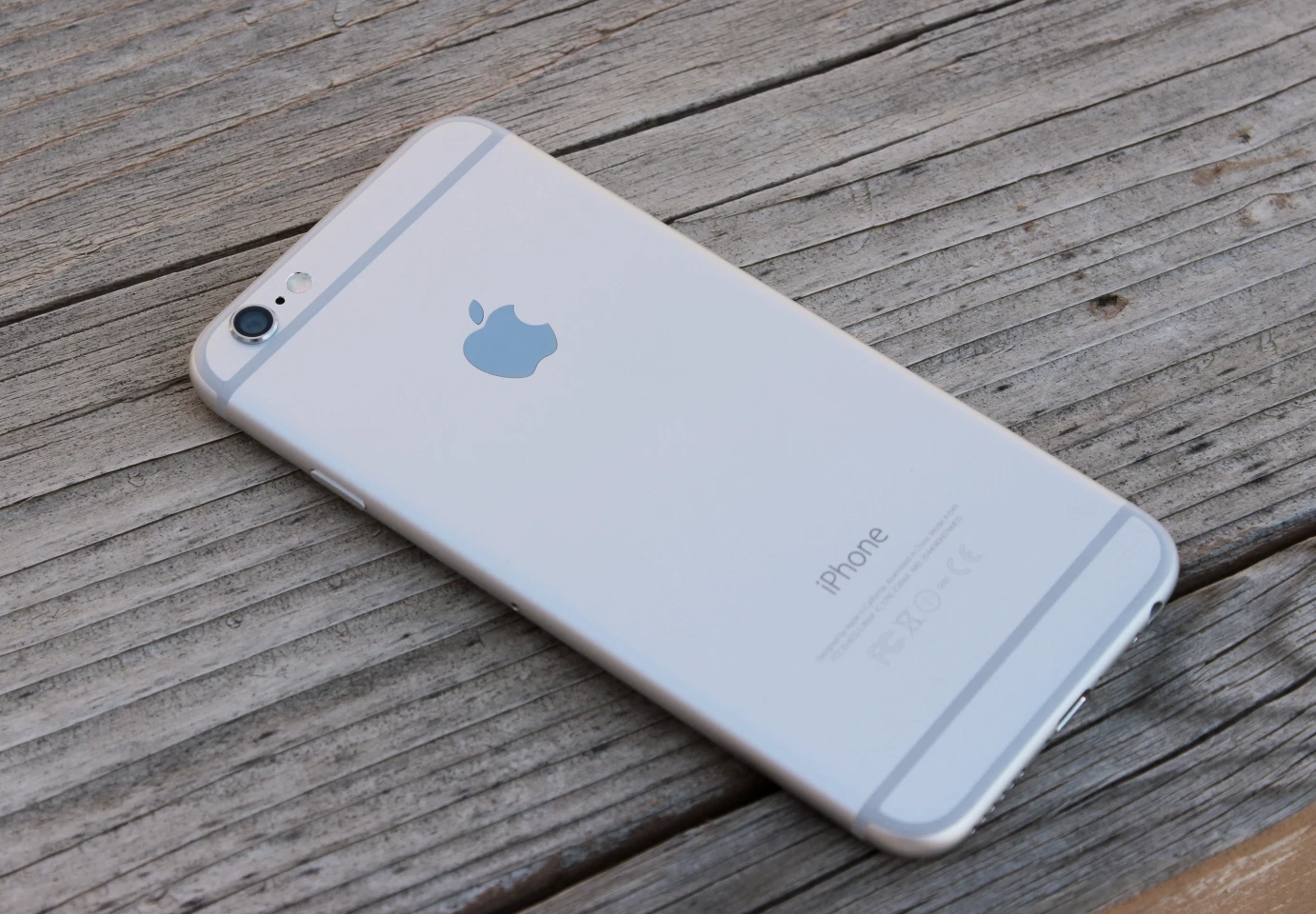 The iPhone 6 has a beautifully-designed aluminum unibody build (Photo: Will Shanklin/Gizmag.com)