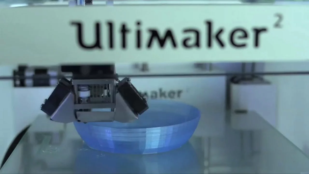 Objects adhere to a heated build table which, when cooled, effortlessly detach from it