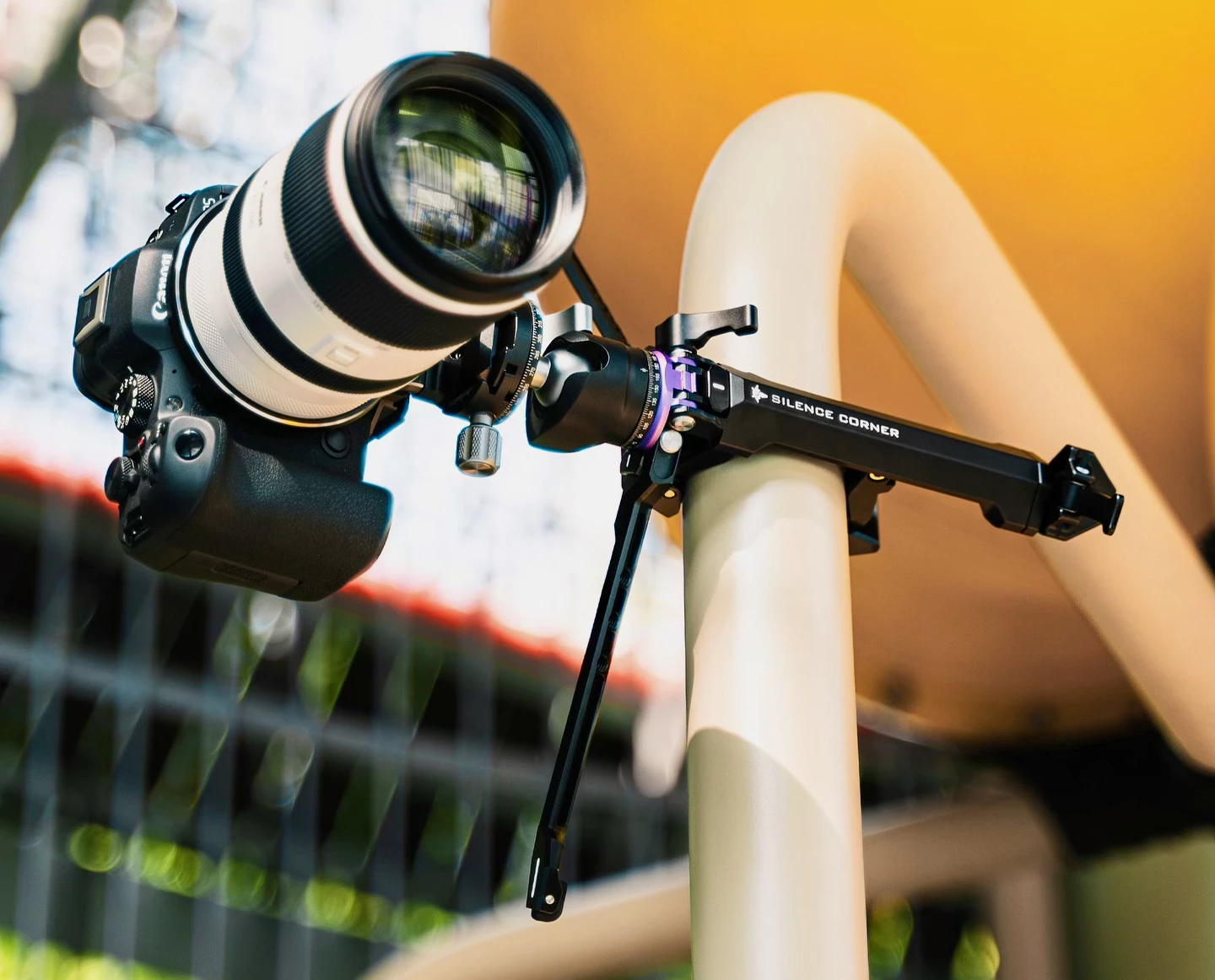 The Mamapod can manage a maximum load of 2 kg (4.4 lb) when used vertically
