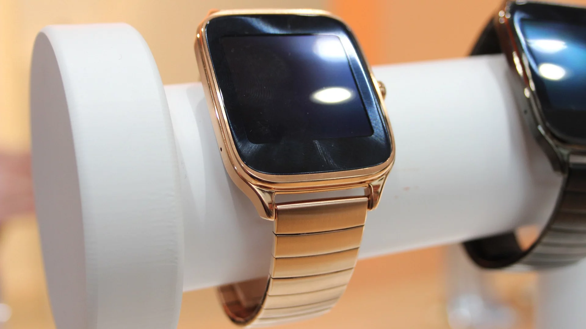 Asus is giving customers a choice of two sizes with the ZenWatch 2