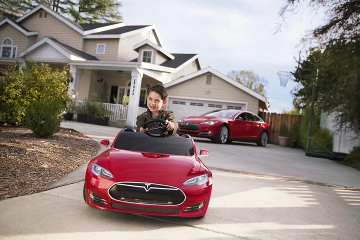 Youngsters are promised up to 6 miles of continuous driving fun per charge, and a top speed of 6 mph