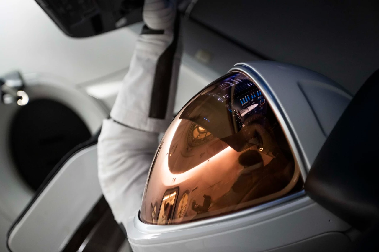 The suit as a new glare-resistant visor