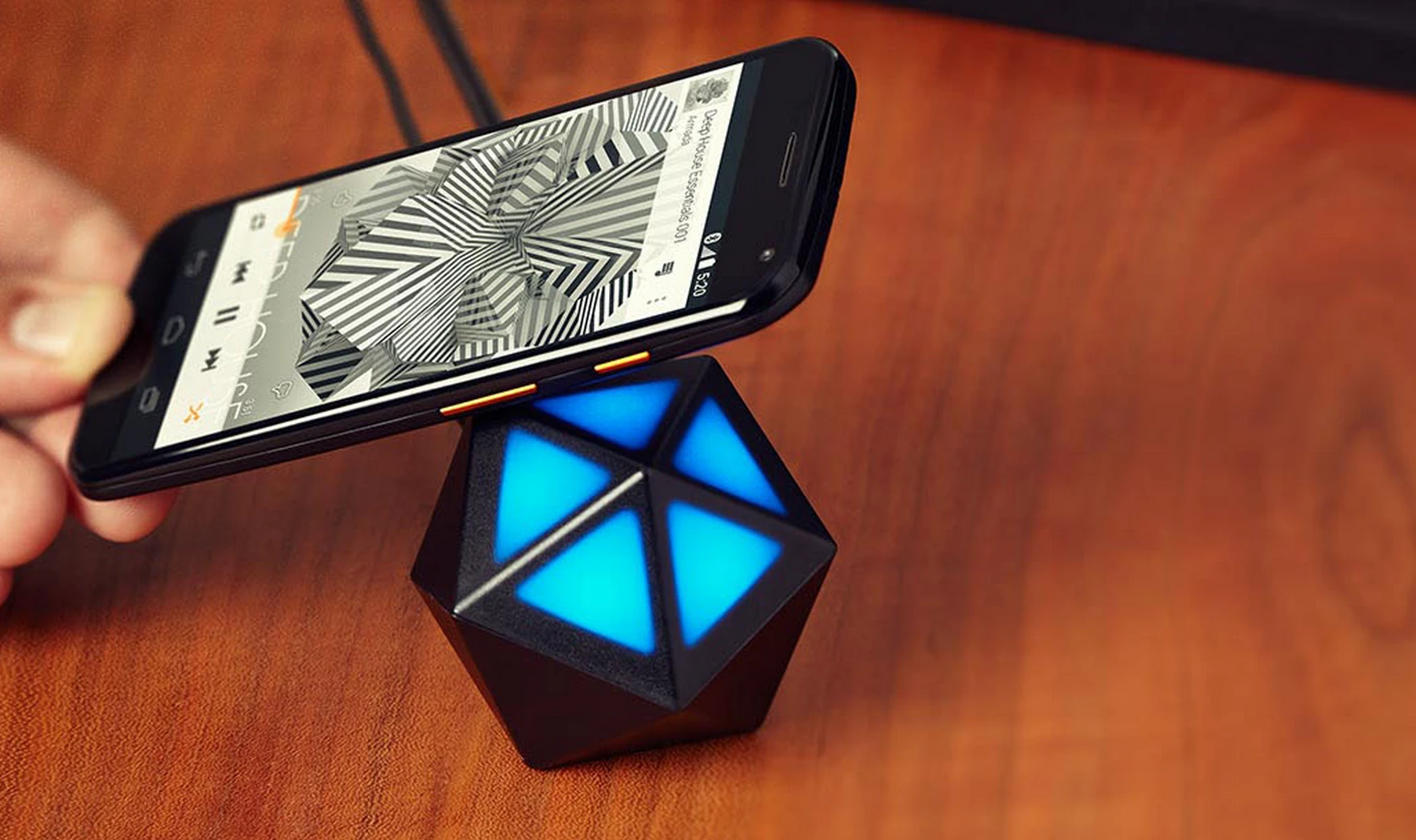 Motorola's Moto Stream brings wireless audio streaming capabilities to old stereo systems