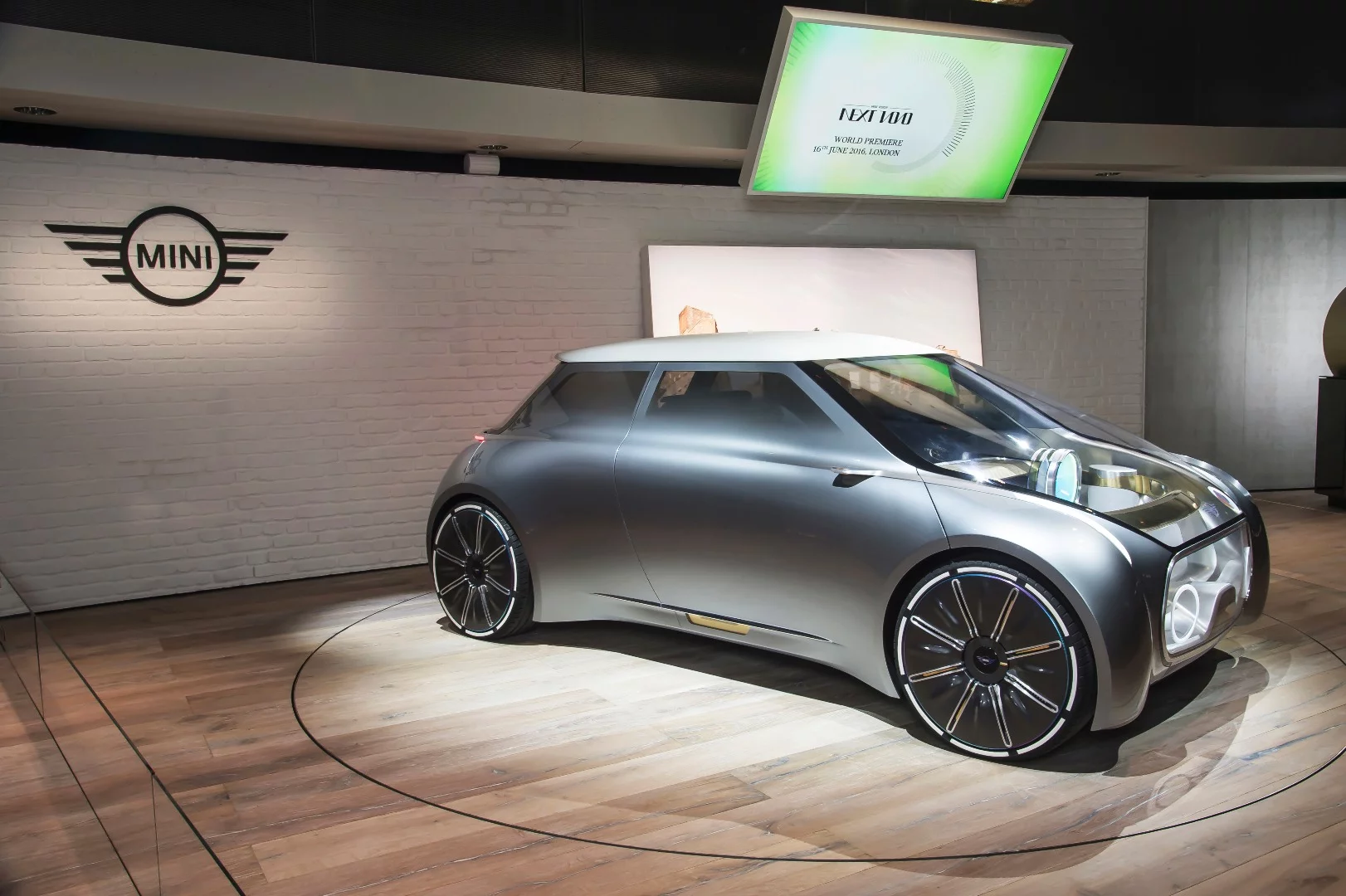 One of the highlights of the Mini Vision Next 100 is its exterior's capability of changing color and look on the fly