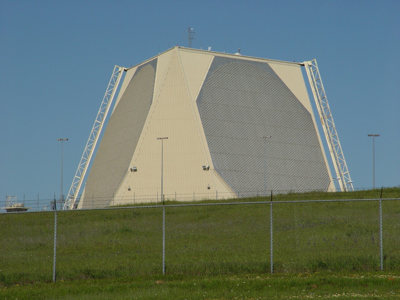 The PAVE PAWS phased-array radar (Photo: Missile Defense Agency)