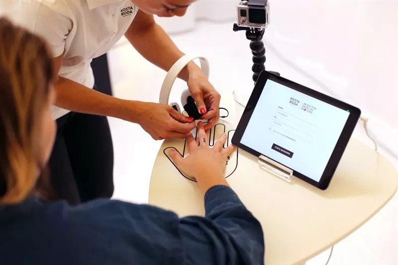 A participant is wired up prior to bidding