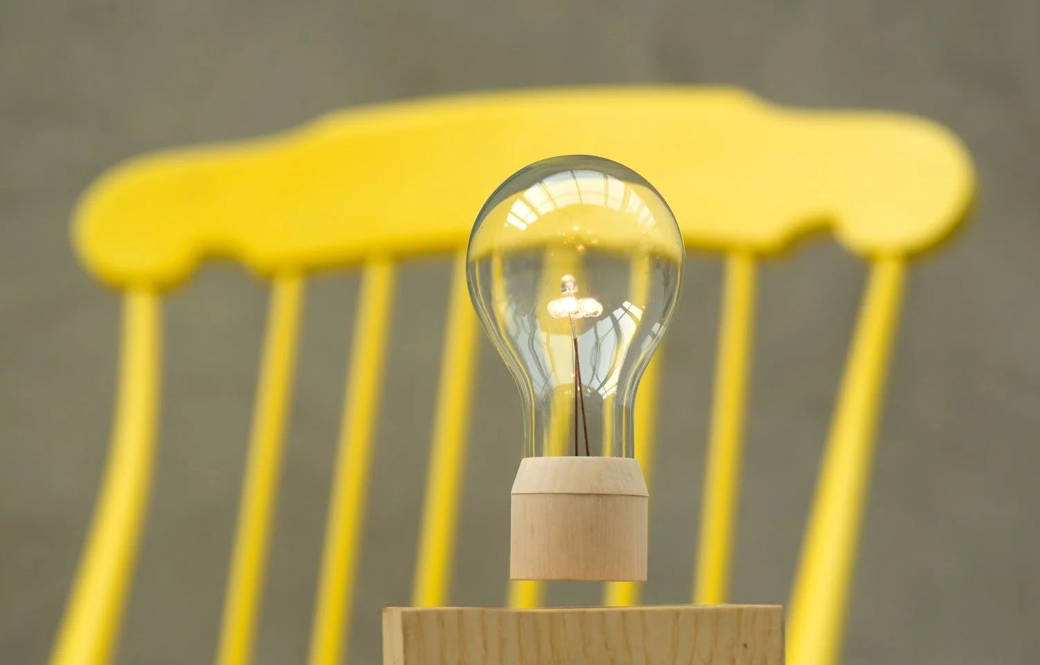 The Flyte globe consists of an LED bulb with a wireless power receiver and electromagnet in its bottom