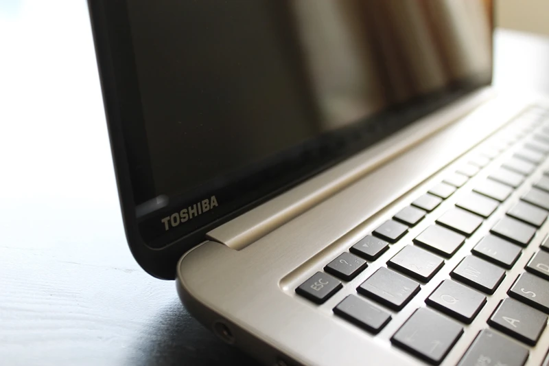 The screen hinge feels sturdy and there is no catch to lock the lid down